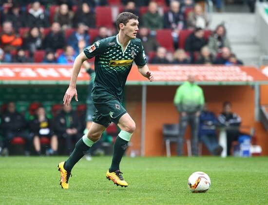 Andreas Christensen (Bor. Mönchengladbach) spielt den Ball, FC Augsburg vs. Borussia Mönchengladbach, 23. Spieltag, 28.02.2016
