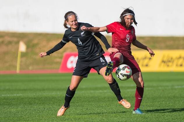 Katie Duncan (Neuseeland) gegen Ana Borges (Portugal) Albufeira, Portugal, 07.03.2016 - Fussball, Frauenfussball, Algarve Cup 2016, Portugal - Neuseeland, Fussball, Frauenfussball, Algarve Cup 2016, Portugal - Neuseeland, xKLx