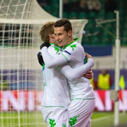 Fußball, UEFA Champions League, VfL Wolfsburg - KAA Gent; Andre Schürrle (Wolfsburg, 17) und Julian Draxler (Wolfsburg, 10) Jubel, Torjubel, Freude, Emotion, Torerfolg, Aktion, action, goal, goal celebration, celebrates. xtgx