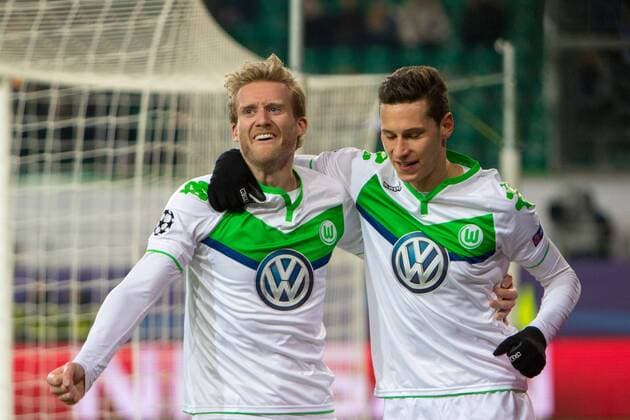 Fußball, UEFA Champions League, VfL Wolfsburg - KAA Gent; vl Andre Schürrle (Wolfsburg, 17) und Julian Draxler (Wolfsburg, 10) Jubel, Torjubel, Freude, Emotion, Torerfolg, Aktion, action, goal, goal celebration, celebrates. xtgx