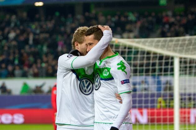 Fußball, UEFA Champions League, VfL Wolfsburg - KAA Gent; vl Andre Schürrle (Wolfsburg, 17) und Julian Draxler (Wolfsburg, 10) Jubel, Torjubel, Freude, Emotion, Torerfolg, Aktion, action, goal, goal celebration, celebrates. xtgx