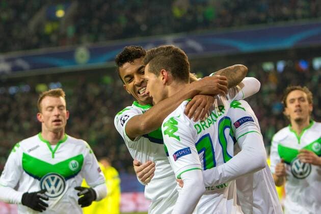 Fußball, UEFA Champions League, VfL Wolfsburg - KAA Gent; Luiz Gustavo (Wolfsburg,22, Kapitän, captain) Julian Draxler (Wolfsburg, 10) Jubel, Torjubel, Freude, Emotion, Torerfolg, Aktion, action, goal, goal celebration, celebrates. xtgx