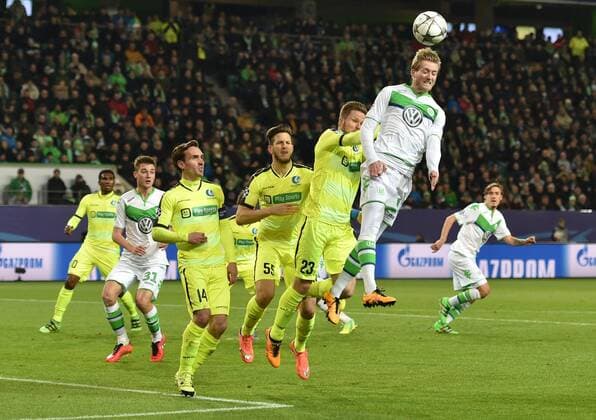08.03.2016, Fussball, Saison 2015 2016, Champions League, Achtelfinale, VfL Wolfsburg - KAA Gent 1:0, v.re., Andre Schürrle, Andre Schuerrle (VfL Wolfsburg), Lasse Nielsen (KAA Gent), Rami Gershon (KAA Gent), Sven Kums (KAA Gent)