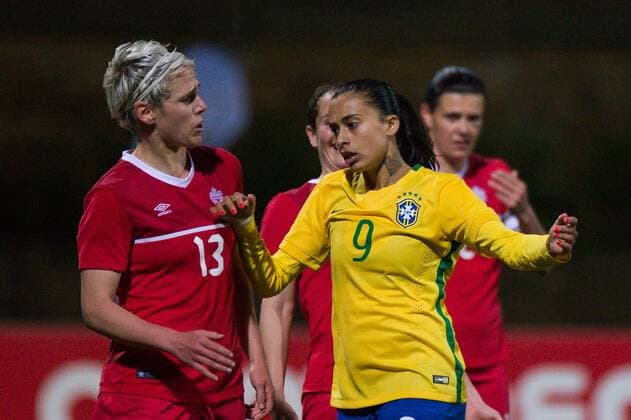 Fußball, Damen, Algarve Cup, Brasilien - Kanada Andressa da Silva (Brasilien) langt Sophie Schmidt (Kanada) an Brust Parchal, Portugal, 09.03.2016 - Fussball, Frauenfussball, Algarve Cup 2016, Brasilien - Kanada , Fussball, Frauenfussball, Algarve Cup 2016, Brasilien - Kanada , xKLx