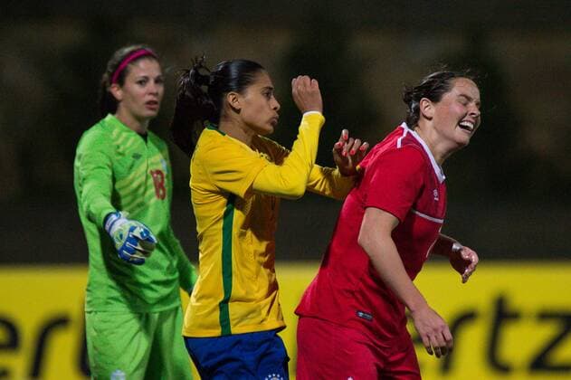 Fußball, Damen, Algarve Cup, Brasilien - Kanada Andressa da Silva (Brasilien) haut Christine Sinclair (Kanada) auf Rücken Parchal, Portugal, 09.03.2016 - Fussball, Frauenfussball, Algarve Cup 2016, Brasilien - Kanada , Fussball, Frauenfussball, Algarve Cup 2016, Brasilien - Kanada , xKLx