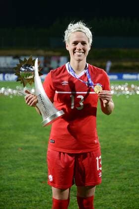 Sophie Schmidt (Kanada) mt Pokal und Medaille Parchal, Portugal, 09.03.2016 - Fussball, Frauenfussball, Algarve Cup 2016, Kanada - Dänemark, Fussball, Frauenfussball, Algarve Cup 2016, Kanada - Dänemark, xKLx