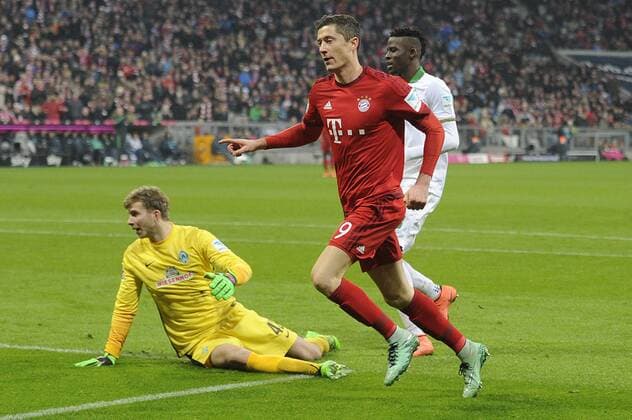 Robert LEWANDOWSKI (Bayern Muenchen) ,Torjubel nach Tor zum 4-0 gegen Felix WIEDWALD (Torwart Bremen) und Papy Djilobodji (Werder Bremen),Aktion,Jubel,Freude,Begeisterung,.. Fussball 1. Bundesliga, 26. Spieltag, FC Bayern Muenchen (M)-SV Werder Bremen HB) 5-0,am 12.03.2016 in Muenchen Deutschland.A L L I A N Z A R E NA ,