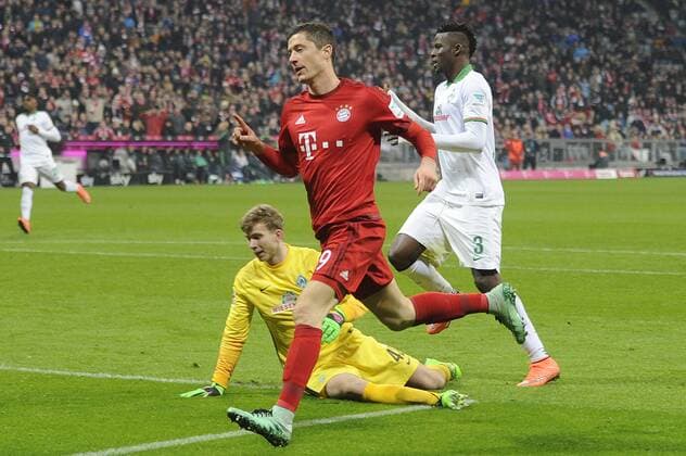 Robert LEWANDOWSKI (Bayern Muenchen) ,Torjubel nach Tor zum 4-0 gegen Felix WIEDWALD (Torwart Bremen) und Papy Djilobodji (Werder Bremen),Aktion,Jubel,Freude,Begeisterung,.. Fussball 1. Bundesliga, 26. Spieltag, FC Bayern Muenchen (M)-SV Werder Bremen HB) 5-0,am 12.03.2016 in Muenchen Deutschland.A L L I A N Z A R E NA ,