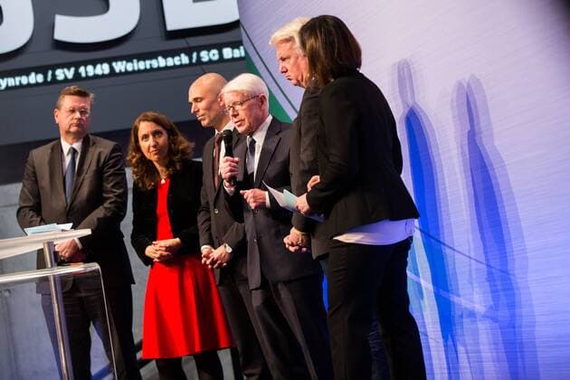 GER, Verleihung Integrationspreis 14.03.2016, Dortmund, Deutsches Fussball Museum, Verleihung des Integrationspreises, im Bild Reinhard Grindel (DFB-Schatzmeister), Aydan Özoguz (Bundesbeauftragte für Migration, Flüchtline und Integration), Dr. Dirk Jakobs (Daimler AG), Reinahrd Rauball (1. DFB-Vizepräsident und Ligapräsident), Ullrich Sierau (OB Dortmund), nphxRauch