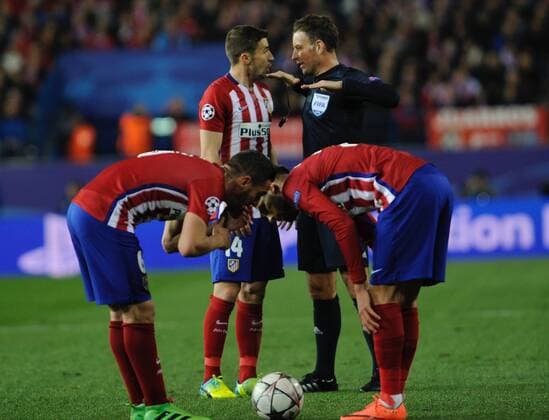 Fußball, Champions League, Atletico Madrid - PSV Eindhoven Mark Clattenburg.Atletico de Madrid Midfielder, Grabiel Fenandez Arenas, number 14 . Atletico de Madrid Midfielder, Jorge Resurreccion Merodio, number 6. Atletico de Madrid Midfielder, Yannick Ferreira Carrasco, number 21. Round Round of 16 2nd of the CHAMPIONS league, soccer match between Atletico de Madrid - PSV Eindhoven at the Vicente Calderon estadium, Madrid - Spain by March 15, 2016. PHOTO: Gregorio Lopez. xGregorioxLopezx x SOCCERxSPAINx