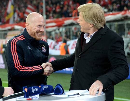 16.03.2016, xjhx, Fussball Champions League, FC Bayern Muenchen - Juventus Turin, emspor, v.l. Matthias Sammer Vorstand, Sportmanager, Vorstand für Lizenzspielerangelegenheiten FC Bayern Muenchen) gibt Anweisungen, gestikuliert, mit den Armen gestikulieren gives instructions, gesticulate, gesticolando zu ZDF Experte Oliver Kahn