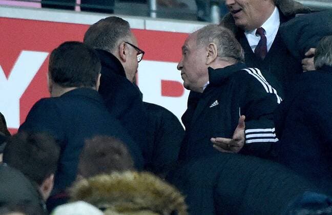 16.03.2016, xjhx, Fussball Champions League, FC Bayern Muenchen - Juventus Turin, emspor, v.l. Karl-Heinz ãKalleÒ Rummenigge (Vorstandsvorsitzender FC Bayern Muenchen), Ulrich Uli Hoeness Hoeneß Hoenes (FC Bayern Muenchen) gibt Anweisungen, gestikuliert, mit den Armen gestikulieren gives instructions, gesticulate, gesticolando auf der Tribuene