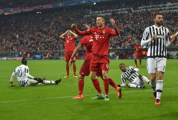 16.03.2016, Fussball, Saison 2015 2016, Champions League, Achtelfinale, FC Bayern Muenchen - Juventus Turin, v.re., Münchens Robert Lewandowski (Bayern Muenchen), Arturo Vidal (Bayern Muenchen), Thomas Mueller, Thomas Müller (Bayern Muenchen)