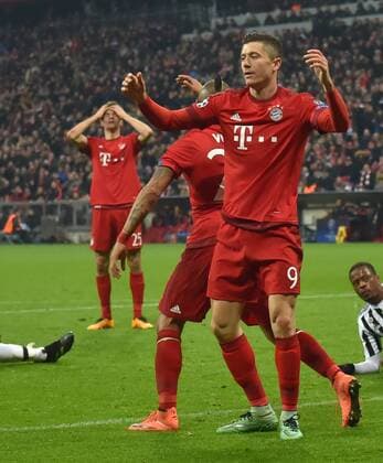 16.03.2016, Fussball, Saison 2015 2016, Champions League, Achtelfinale, FC Bayern Muenchen - Juventus Turin, 02 v.re., Robert Lewandowski (Bayern Muenchen), Arturo Vidal (Bayern Muenchen), Thomas Mueller, Thomas Müller (Bayern Muenchen)