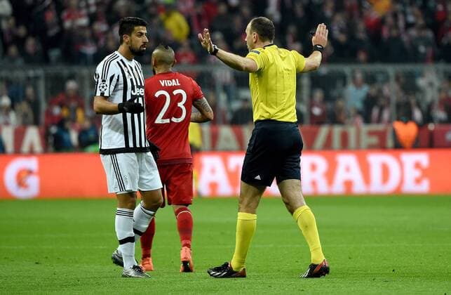 16.03.2016, xjhx, Fussball Champions League, FC Bayern Muenchen - Juventus Turin, emspor, v.l. Sami Khedira (Juventus Turin), Referee Schiedsrichter Jonas Eriksson gibt Anweisungen, gestikuliert, mit den Armen gestikulieren gives instructions, gesticulate, gesticolando.