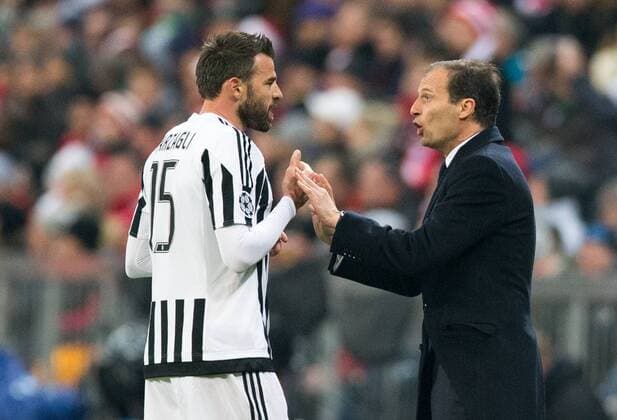 Muenchen 16.03.2016, Allianz Arena, Muenchen, GER, UEFA CL, FC Bayern Muenchen vs Juventus Turin, Achtelfinale, Rueckspiel, im Bild Andrea Barzagli (Juventus), Trainer Massimiliano Allegri (Juventus) during the UEFA Champions League Round of 16, 2nd Leg match between FC Bayern Munich and Juventus Turin at the Allianz Arena in Munich, Germany on 2016 03 16. EP_gro