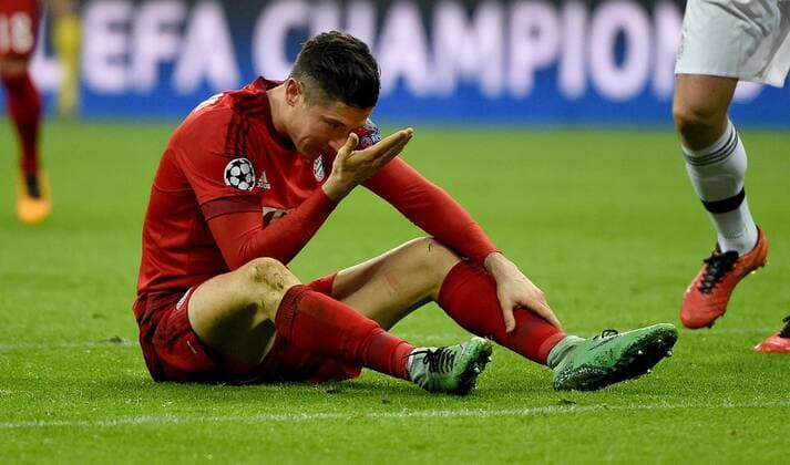 16.03.2016, xjhx, Fussball Champions League, FC Bayern Muenchen - Juventus Turin, emspor, v.l. Robert Lewandowski (FC Bayern Muenchen) enttaeuscht, enttaeuscht schauend, dissapointed gibt Anweisungen, gestikuliert, mit den Armen gestikulieren gives instructions, gesticulate, gesticolando.