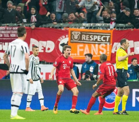 Muenchen 16.03.2016, Allianz Arena, Muenchen, GER, UEFA CL, FC Bayern Muenchen vs Juventus Turin, Achtelfinale, Rueckspiel, im Bild Thomas Mueller (FC Bayern Muenchen) nach seinem Ausgleichstreffer zum 2:2, Douglas Costa (FC Bayern Muenchen) during the UEFA Champions League Round of 16, 2nd Leg match between FC Bayern Munich and Juventus Turin at the Allianz Arena in Munich, Germany on 2016 03 16. EP_gro