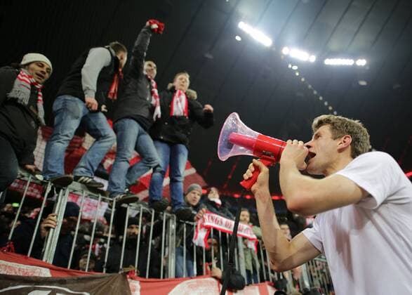 Themen der Woche SPORT Thomas MUELLER, MÜLLER, FCB 25 Jubel, mit Fans, Fussballfans, supporters, spectators, Zuschauer, Jacke, Kutte, Weste, Fankurve Freude, Emotionen, Feiern, Lachen, jubelt, freuen, reisst die Arme hoch, ballt die Faust FC BAYERN MUENCHEN - JUVENTUS TURIN Achtelfinale, Football UEFA Champions League, Munich, 16.03.2016 CL Saison 2015 2016