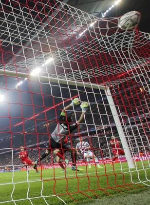 Robert LEWANDOWSKI, FCB 9 Torjubel, Jubel nach dem Tor zum 1-2 gegen Gianluigi BUFFON, JUVE 1 Hintertorkamera, Tor, Tornetz, Stadion Innenansicht, Froschperspektive, FC BAYERN MUENCHEN - JUVENTUS TURIN 4-2 Achtelfinale, Football UEFA Champions League, Munich, 16.03.2016 CL Saison 2015 2016