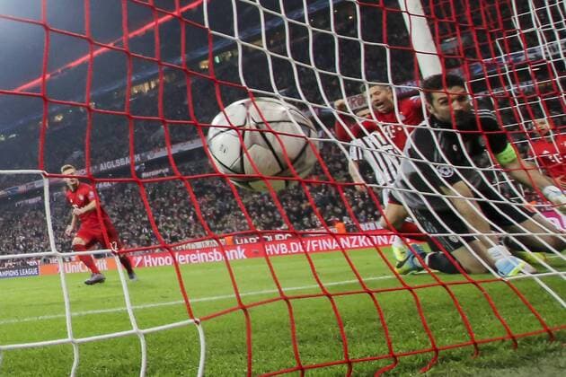 Robert LEWANDOWSKI, FCB 9 Torjubel, Jubel nach dem Tor zum 1-2 gegen Gianluigi BUFFON, JUVE 1 Hintertorkamera, Tor, Tornetz, Stadion Innenansicht, Froschperspektive, FC BAYERN MUENCHEN - JUVENTUS TURIN 4-2 Achtelfinale, Football UEFA Champions League, Munich, 16.03.2016 CL Saison 2015 2016