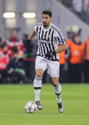 Sami KHEDIRA, JUVE 6 Einzelaktion mit Ball, Ganzfigur, Freisteller, Einzelbild, Hochformat, Aktion, Ganzkörper, Einzelaufnahmen, Action Ballannahme, Ballbehandlung FC BAYERN MUENCHEN - JUVENTUS TURIN 4-2 Achtelfinale, Football UEFA Champions League, Munich, 16.03.2016 CL Saison 2015 2016