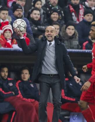 Trainer Cheftrainer Pep GUARDIOLA (FCB) gestikuliert und gibt Anweisungen, Aktion, Einzelbild, Gestik, Geste, Handbewegung, zeigen, deuten Halbfigur, Freisteller , Aktion, Einzelbild, Portrait, Porträt, FC BAYERN MUENCHEN - JUVENTUS TURIN 4-2 Achtelfinale, Football UEFA Champions League, Munich, 16.03.2016 CL Saison 2015 2016
