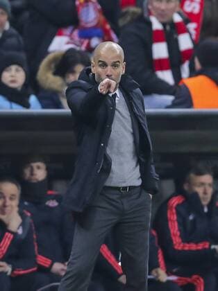 Trainer Cheftrainer Pep GUARDIOLA (FCB) gestikuliert und gibt Anweisungen, Aktion, Einzelbild, Gestik, Geste, Handbewegung, zeigen, deuten Halbfigur, Freisteller , Aktion, Einzelbild, Portrait, Porträt, FC BAYERN MUENCHEN - JUVENTUS TURIN 4-2 Achtelfinale, Football UEFA Champions League, Munich, 16.03.2016 CL Saison 2015 2016