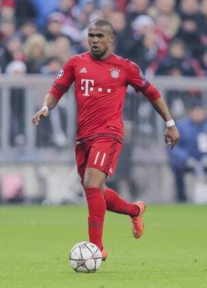 Douglas COSTA, FCB 11 Einzelaktion mit Ball, Ganzfigur, Freisteller, Einzelbild, Hochformat, Aktion, Ganzkörper, Einzelaufnahmen, Action Ballannahme, Ballbehandlung FC BAYERN MUENCHEN - JUVENTUS TURIN 4-2 Achtelfinale, Football UEFA Champions League, Munich, 16.03.2016 CL Saison 2015 2016