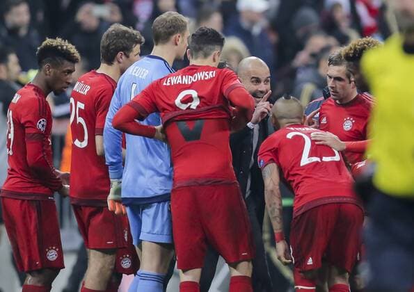 Trainer Cheftrainer Pep GUARDIOLA (FCB) gibt vor der Verlaengerung Anweisungen gestikuliert und gibt Anweisungen, Aktion, Einzelbild, Gestik, Geste, Handbewegung, zeigen, deuten Manuel NEUER, FCB 1 Arturo VIDAL, FCB 23 Thomas MUELLER, MÜLLER, FCB 25 Philipp Lahm (FCB 21) FC BAYERN MUENCHEN - JUVENTUS TURIN 4-2 Achtelfinale, Football UEFA Champions League, Munich, 16.03.2016 CL Saison 2015 2016