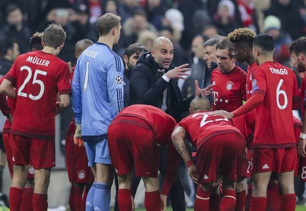 Trainer Cheftrainer Pep GUARDIOLA (FCB) gibt vor der Verlaengerung Anweisungen gestikuliert und gibt Anweisungen, Aktion, Einzelbild, Gestik, Geste, Handbewegung, zeigen, deuten Manuel NEUER, FCB 1 Arturo VIDAL, FCB 23 Thomas MUELLER, MÜLLER, FCB 25 Philipp Lahm (FCB 21) FC BAYERN MUENCHEN - JUVENTUS TURIN 4-2 Achtelfinale, Football UEFA Champions League, Munich, 16.03.2016 CL Saison 2015 2016