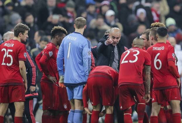 Trainer Cheftrainer Pep GUARDIOLA (FCB) gibt vor der Verlaengerung Anweisungen gestikuliert und gibt Anweisungen, Aktion, Einzelbild, Gestik, Geste, Handbewegung, zeigen, deuten Manuel NEUER, FCB 1 Arturo VIDAL, FCB 23 Thomas MUELLER, MÜLLER, FCB 25 Philipp Lahm (FCB 21) FC BAYERN MUENCHEN - JUVENTUS TURIN 4-2 Achtelfinale, Football UEFA Champions League, Munich, 16.03.2016 CL Saison 2015 2016