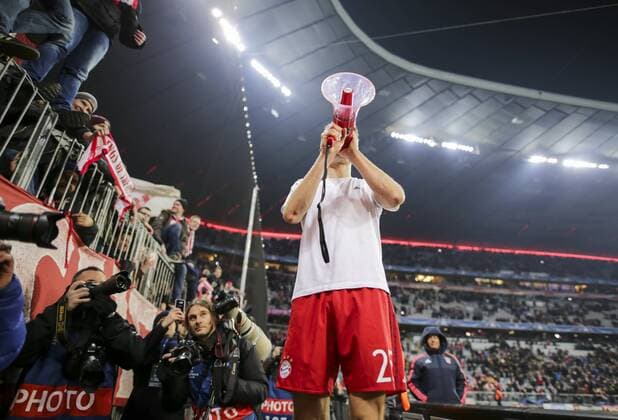 Fußball, Champions League, Thomas Müller mit Megafon vor dem Fanblock, Bayern München - Juventus Turin Thomas MUELLER, MÜLLER, FCB 25 mit Megafon bei den Fans, Fussballfans, supporters, spectators, Zuschauer, Jacke, Kutte, Weste, Fankurve FC BAYERN MUENCHEN - JUVENTUS TURIN 4-2 Achtelfinale, Football UEFA Champions League, Munich, 16.03.2016 CL Saison 2015 2016