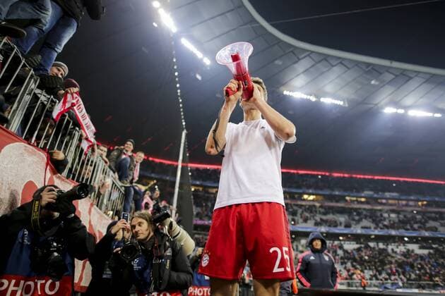 Thomas MUELLER, MÜLLER, FCB 25 mit Megafon bei den Fans, Fussballfans, supporters, spectators, Zuschauer, Jacke, Kutte, Weste, Fankurve FC BAYERN MUENCHEN - JUVENTUS TURIN 4-2 Achtelfinale, Football UEFA Champions League, Munich, 16.03.2016 CL Saison 2015 2016