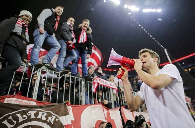 Thomas MUELLER, MÜLLER, FCB 25 mit Megafon bei den Fans, Fussballfans, supporters, spectators, Zuschauer, Jacke, Kutte, Weste, Fankurve FC BAYERN MUENCHEN - JUVENTUS TURIN 4-2 Achtelfinale, Football UEFA Champions League, Munich, 16.03.2016 CL Saison 2015 2016