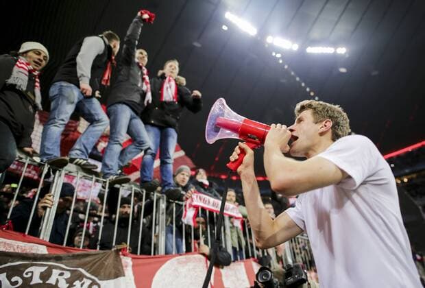 Thomas MUELLER, MÜLLER, FCB 25 mit Megafon bei den Fans, Fussballfans, supporters, spectators, Zuschauer, Jacke, Kutte, Weste, Fankurve FC BAYERN MUENCHEN - JUVENTUS TURIN 4-2 Achtelfinale, Football UEFA Champions League, Munich, 16.03.2016 CL Saison 2015 2016