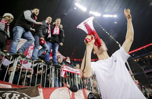 Fußball, Champions League, Thomas Müller mit Megafon vor dem Fanblock, Bayern München - Juventus Turin Thomas MUELLER, MÜLLER, FCB 25 mit Megafon bei den Fans, Fussballfans, supporters, spectators, Zuschauer, Jacke, Kutte, Weste, Fankurve FC BAYERN MUENCHEN - JUVENTUS TURIN 4-2 Achtelfinale, Football UEFA Champions League, Munich, 16.03.2016 CL Saison 2015 2016