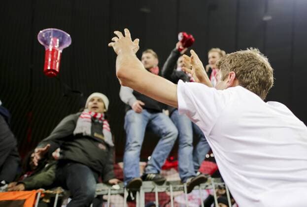 Fußball, Champions League, Thomas Müller mit Megafon vor dem Fanblock, Bayern München - Juventus Turin Thomas MUELLER, MÜLLER, FCB 25 mit Megafon bei den Fans, Fussballfans, supporters, spectators, Zuschauer, Jacke, Kutte, Weste, Fankurve FC BAYERN MUENCHEN - JUVENTUS TURIN 4-2 Achtelfinale, Football UEFA Champions League, Munich, 16.03.2016 CL Saison 2015 2016
