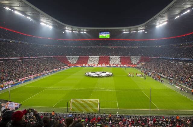 rot-weisse Fahnen, Fans, Fussballfans, supporters, spectators, Zuschauer, Jacke, Kutte, Weste, Fankurve Choreographie, Transparente, Show, Darstellung, Nachricht, Kommunikation, Fanchoreographie, Fankurve Stadion, Fussballstadion, Tribuenen, Zuschauertribuene, Innenansicht, Architektur Rasen, innen FC BAYERN MUENCHEN - JUVENTUS TURIN 4-2 Achtelfinale, Football UEFA Champions League, Munich, 16.03.2016 CL Saison 2015 2016