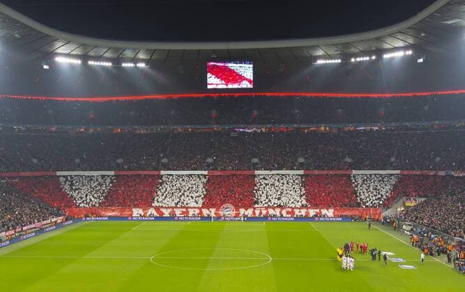 rot-weisse Fahnen, Fans, Fussballfans, supporters, spectators, Zuschauer, Jacke, Kutte, Weste, Fankurve Choreographie, Transparente, Show, Darstellung, Nachricht, Kommunikation, Fanchoreographie, Fankurve Stadion, Fussballstadion, Tribuenen, Zuschauertribuene, Innenansicht, Architektur Rasen, innen FC BAYERN MUENCHEN - JUVENTUS TURIN 4-2 Achtelfinale, Football UEFA Champions League, Munich, 16.03.2016 CL Saison 2015 2016