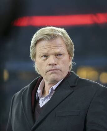 Oliver KAHN, Co Moderator Halbfigur, Freisteller , Aktion, Einzelbild, Portrait, Porträt, Fernsehen,Journalisten, TV, Medien, Interview, interviewen, FC BAYERN MUENCHEN - JUVENTUS TURIN 4-2 Achtelfinale, Football UEFA Champions League, Munich, 16.03.2016 CL Saison 2015 2016