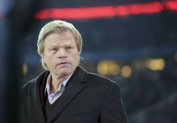 Oliver KAHN, Co Moderator Halbfigur, Freisteller , Aktion, Einzelbild, Portrait, Porträt, Fernsehen,Journalisten, TV, Medien, Interview, interviewen, FC BAYERN MUENCHEN - JUVENTUS TURIN 4-2 Achtelfinale, Football UEFA Champions League, Munich, 16.03.2016 CL Saison 2015 2016