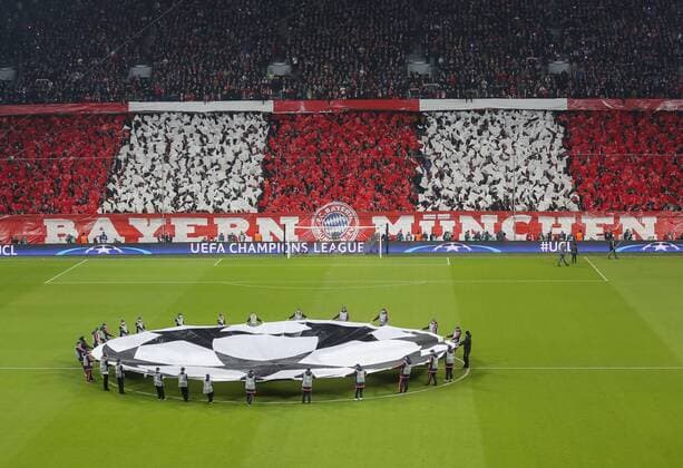 rot-weisse Fahnen, Fans, Fussballfans, supporters, spectators, Zuschauer, Jacke, Kutte, Weste, Fankurve Choreographie, Transparente, Show, Darstellung, Nachricht, Kommunikation, Fanchoreographie, Fankurve Stadion, Fussballstadion, Tribuenen, Zuschauertribuene, Innenansicht, Architektur Rasen, innen FC BAYERN MUENCHEN - JUVENTUS TURIN 4-2 Achtelfinale, Football UEFA Champions League, Munich, 16.03.2016 CL Saison 2015 2016