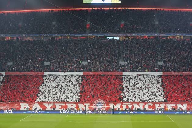 rot-weisse Fahnen, Fans, Fussballfans, supporters, spectators, Zuschauer, Jacke, Kutte, Weste, Fankurve Choreographie, Transparente, Show, Darstellung, Nachricht, Kommunikation, Fanchoreographie, Fankurve Stadion, Fussballstadion, Tribuenen, Zuschauertribuene, Innenansicht, Architektur Rasen, innen FC BAYERN MUENCHEN - JUVENTUS TURIN 4-2 Achtelfinale, Football UEFA Champions League, Munich, 16.03.2016 CL Saison 2015 2016