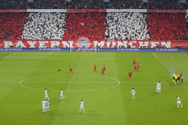 rot-weisse Fahnen, Fans, Fussballfans, supporters, spectators, Zuschauer, Jacke, Kutte, Weste, Fankurve Choreographie, Transparente, Show, Darstellung, Nachricht, Kommunikation, Fanchoreographie, Fankurve Stadion, Fussballstadion, Tribuenen, Zuschauertribuene, Innenansicht, Architektur Rasen, innen FC BAYERN MUENCHEN - JUVENTUS TURIN 4-2 Achtelfinale, Football UEFA Champions League, Munich, 16.03.2016 CL Saison 2015 2016