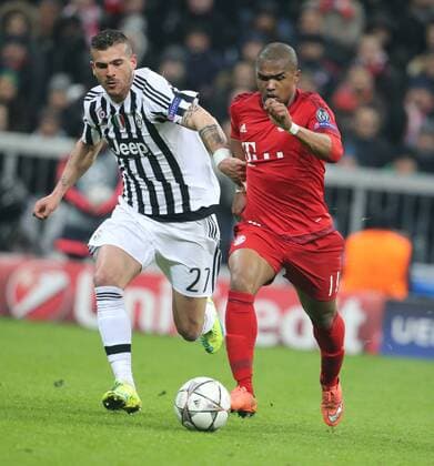 München, Fussball, Herren, UEFA Champions League, Saison 2015 2016, Achtelfinale FC Bayern München - Juventus Turin, 16.03.2016, Allianzarena München, Stefano Sturaro, Juventus Turin, Arturo Vidal FC Bayern München,