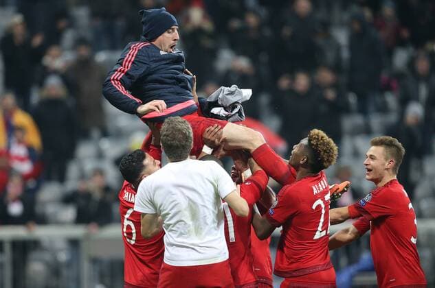 Bilder des Tages - SPORT München, Fussball, Herren, UEFA Champions League, Saison 2015 2016, Achtelfinale FC Bayern München - Juventus Turin, 16.03.2016, Allianzarena München, Franck Ribery, FC Bayern München wird von Spielern hochgeworfen, fliegen, jubel Hochleben lassen, hochwerfen