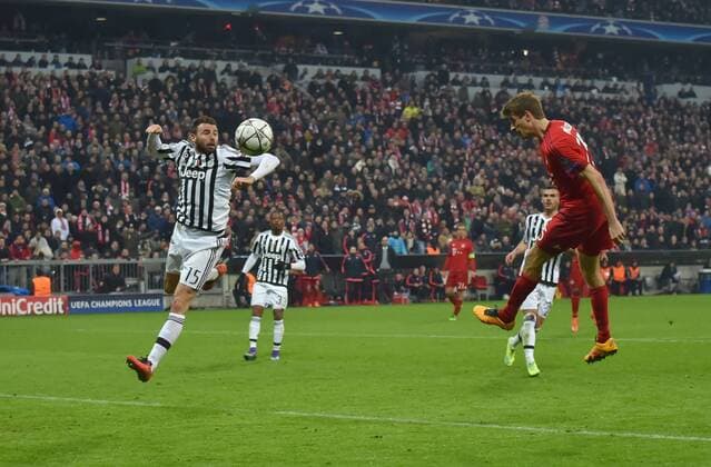 16.03.2016, Fussball, Saison 2015 2016, Champions League, Achtelfinale, FC Bayern Muenchen - Juventus Turin 4:2 n.V., Thomas Mueller, Thomas Müller (Bayern Muenchen), re., erzielt mit diesem Kopfball das Tor zum 2:2, links Andrea Barzagli (Juventus Turin)