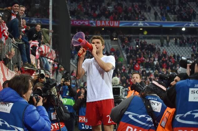 Fußball, Champions League, Thomas Müller mit Megafon vor dem Fanblock, Bayern München - Juventus Turin 16.03.2016, Fussball, Saison 2015 2016, Champions League, Achtelfinale, FC Bayern Muenchen - Juventus Turin 4:2 n.V., Thomas Mueller, Thomas Müller (Bayern Muenchen) heizt die Stimmung nach dem Spiel mit einem Megafon an.