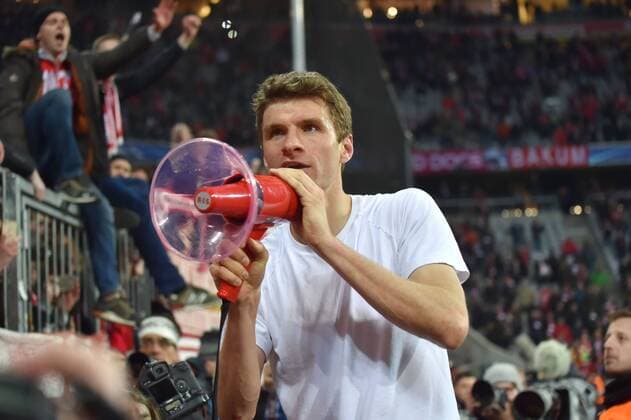 Fußball, Champions League, Thomas Müller mit Megafon vor dem Fanblock, Bayern München - Juventus Turin 16.03.2016, Fussball, Saison 2015 2016, Champions League, Achtelfinale, FC Bayern Muenchen - Juventus Turin 4:2 n.V., Thomas Mueller, Thomas Müller (Bayern Muenchen) heizt die Stimmung nach dem Spiel mit einem Megafon an.